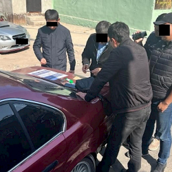 Бишкекте милиционер чет элдик жаранды коркутуп, пара алып жаткан жеринен кармалды