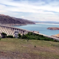 ВИДЕО - Президент обсуждает с жителями Узгена вопрос Кемпир-Абадского водохранилища