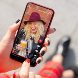 TikTok гейлерди пропаганда кылганы үчүн айыпка жыгылды