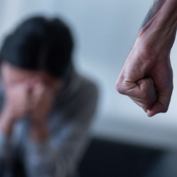 Караколдо аялдын аёсуз сабалуусу. Милиция кызматкерлерине иш козголгон жок