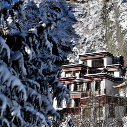 ВИДЕО - Первый снег превратил китайский город Аршан в край снежной сказки