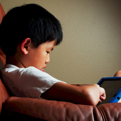 Компьютер жана смартфондор балдарга эмнеси менен зыян?