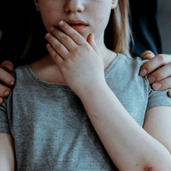 Атасы жашы жете элек кызына сексуалдык ыдык көрсөткөн. Иш сотко өттү