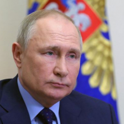 Путин балдар үчүн тасмаларды мамлекеттик каржылоону мыйзамда бекитүүнү тапшырды