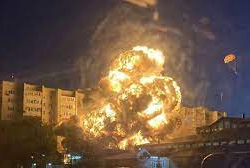 Орусиянын Ейск шаарында аскердик учак көп кабаттуу үйдүн жанына кулады