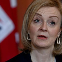 Премьер Великобритании Лиз Трасс отказалась подавать в отставку