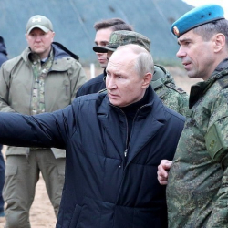 ВИДЕО - Путин мобилизацияланган жарандар машыккан талаада мылтыктан ок атты