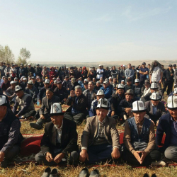 ВИДЕО - В Узгенском районе вновь проходит митинг против передачи Кемпир-Абада