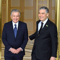 ФОТО - Гурбангулы Бердымухамедов подарил Шавкату Мирзиёеву щенка породы алабай