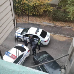 «Кемпир-Абад»: Үйү тинтүүгө алынган айрым активисттер милицияга алынып келинди