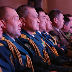 Депутаттар офицерлердин аскердик кызмат өтөө мөөнөтүн узартат