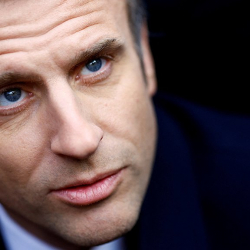 Макрон призвал США сесть за стол переговоров по Украине