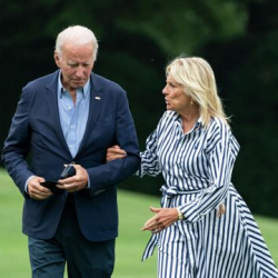 Өз бакчасында өзү адашып калган Байден видеосу