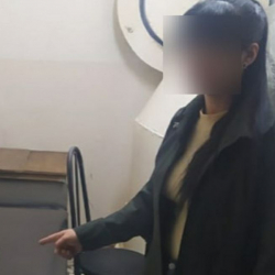 Метродо баштыгында бомба бар экенин айтып тамашалаган кыз беш суткага камалды