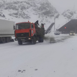 Снегопад на перевале. На Тоо-Ашуу введены ограничения на проезд большегрузных авто