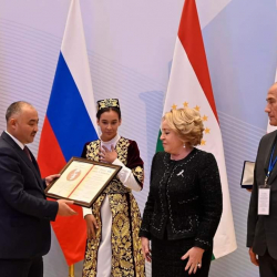 ФОТО - Премия МПА СНГ имени Чынгыза Айтматова вручена доктору филологических наук Шухрату Сирожиддинову