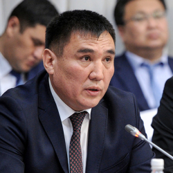 Таалайбек Сарыбашов: В одну школу ходят дети трех школ. По 60-70 учеников в классе сидят