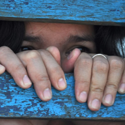 Франция менен Британия адам сатуучуларга каршы күрөшөт