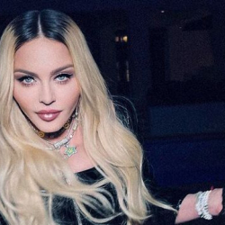 СҮРӨТ - 64 жаштагы Мадонна ачык сүрөтү үчүн сынга кабылды