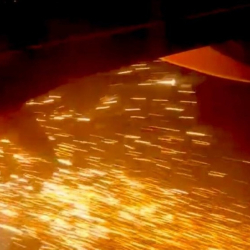 ВИДЕО - В Индии загорелся двигатель самолета во время взлета