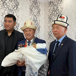 Каныбек Осмоналиев 7-миллионунчу бөбөккө өзүнүн алтын медалын тартуулады