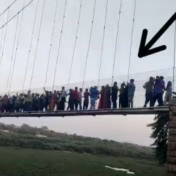 Индияда асма көпүрө кыйрап, 60тан ашуун киши өлдү