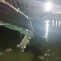 ВИДЕО - В сети появилось видео момента обрушения моста в Индии