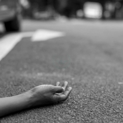 Пакистандын экс-премьер-министринин унаасы коюп кеткен журналист каза болду