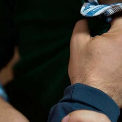 Депутат небереси менен кыз-жигит катары сүйлөшүп жүргөн окуучуну сабады