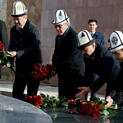 Мамлекеттик катчы Тарых жана ата-бабаларды эскерүү күндөрүндө «Ата-Бейитке» гүл койду
