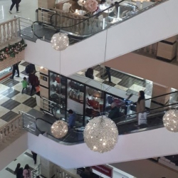 Бишкектеги соода борбордун эскалаторунан 23 жаштагы жаран кулап түштү