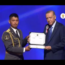Түркия президенти окуусун ийгиликтүү аяктаган кыргызстандык лейтенантка диплом тапшырды