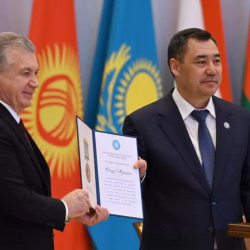 Мирзиёев Чыңгыз Айтматовго Алишер Навои атындагы эл аралык сыйлыкты ыйгарды