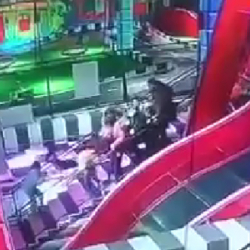 Күйөөсү аялынын кекиртегин балдарынын көзүнчө кесип салган. Караколдогу адам өлтүрүүнүн чоо-жайы