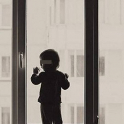 ВИДЕО - Мужчина голыми руками поймал упавшего из окна ребенка