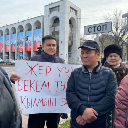 СҮРӨТ - Ак үйдүн алдынды Кемпир-Абаддын Өзбекстанга өтүшүнө каршы митинг өтүп жатат