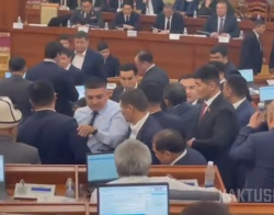 ВИДЕО - Жогорку Кеңеште 2 депутат Ташиевдин айынан мушташып кете жаздады