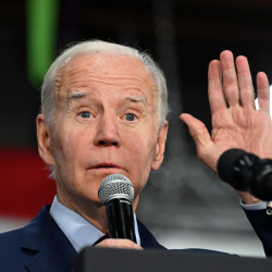 Өкүлдөр палатасы: АКШ бийлиги башка өлкөгө жардам берем деп өзү кымырып алган