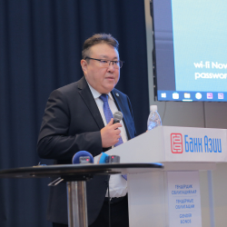 ФОТО - Выступление Алмаза Исанова на церемонии торгов Первых гендерных облигаций