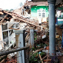 Число жертв землетрясения в Индонезии превысило 160 человек