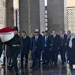 Шакиевдин Түркиядагы сапары Кемаль Ататүрктүн күмбѳзүнѳ баруу менен башталды