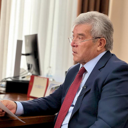 Ар бир делегат суроо берүүгө укуктуу. Мамлекеттик катчы Элдик курултай тууралуу маек курду