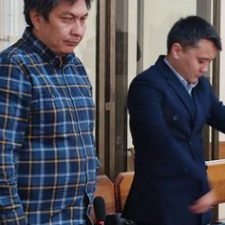 ВИДЕО - Журналиста Болота Темирова везут в аэропорт для депортации в Россию