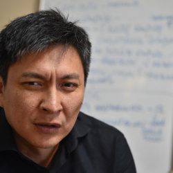 ВИДЕО - Бишкекский городской суд решил выдворить журналиста Болота Темирова из Кыргызстана