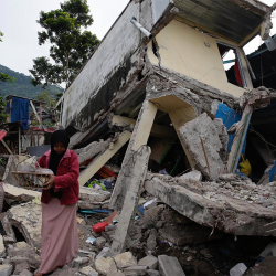ВИДЕО - В Индонезии продолжаются поисково-спасательные работы после землетрясения