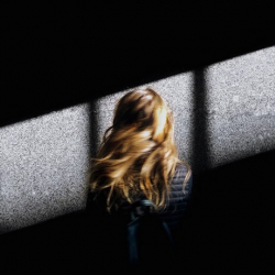 Жашоо маңызсыз, тирүү эмес, же өлүк эмес сыяктуу жүрүп калдым...