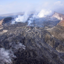ВИДЕО - Дүйнөдөгү эң чоң жанар тоо атыла баштады