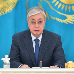 ВИДЕО - Токаев Макрон менен сүйлөшүү үчүн Францияга барды