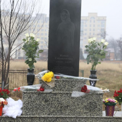 СҮРӨТ - Жамал Сейдакматованын бейитине эстелиги орнотулду