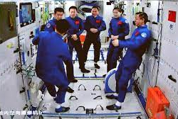ВИДЕО - Историческая встреча китайских космонавтов двух миссий
